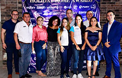 THE DOLPHIN COMPANY ES HOST DE LA CENA DE LOS HOLIDAY HOME AWARDS