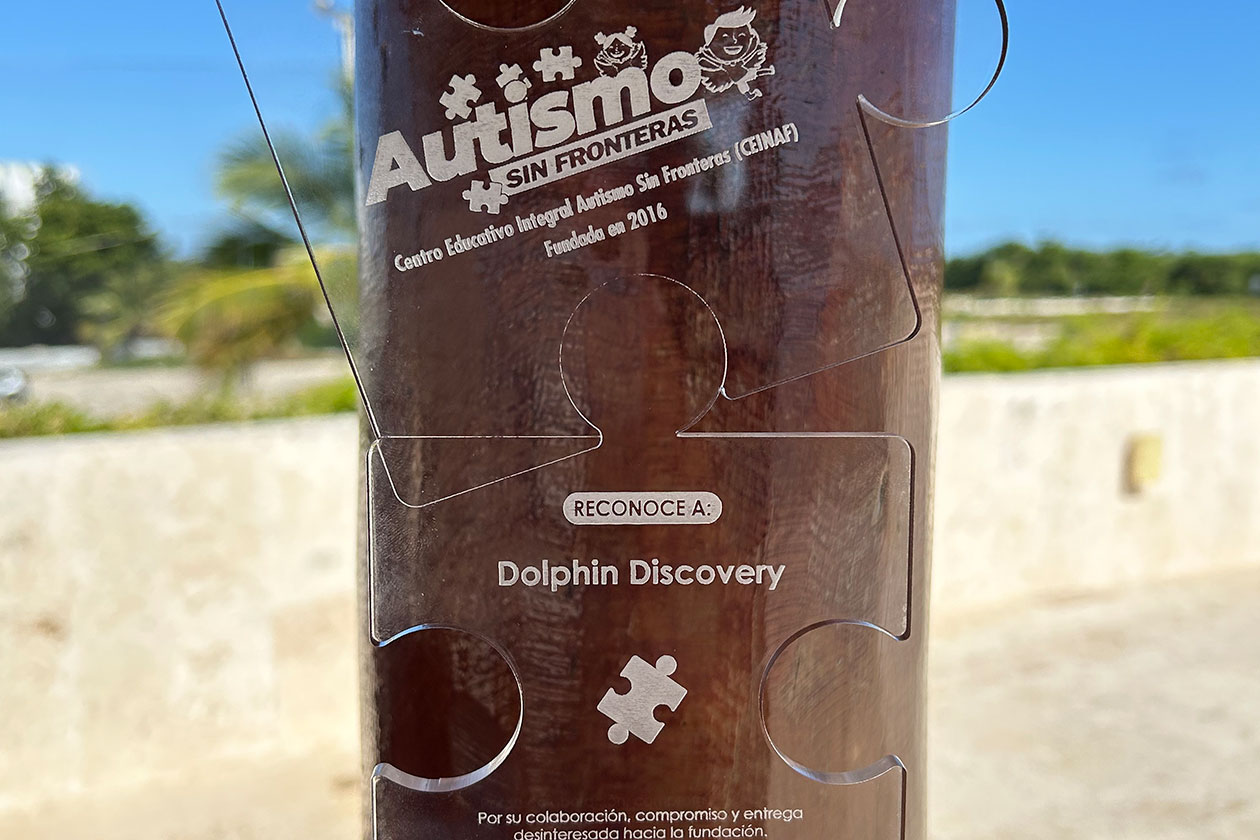 DOLPHIN DISCOVERY PUNTA CANA RECIBE RECONOCIMIENTO DE LA FUNDACIÓN AUTISMO SIN FRONTERAS